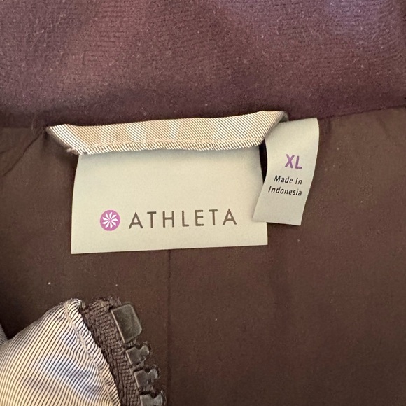 Athleta XL Metallic Silver Quilted Puffer Vest BARELY WORN - Picture 5 of 5